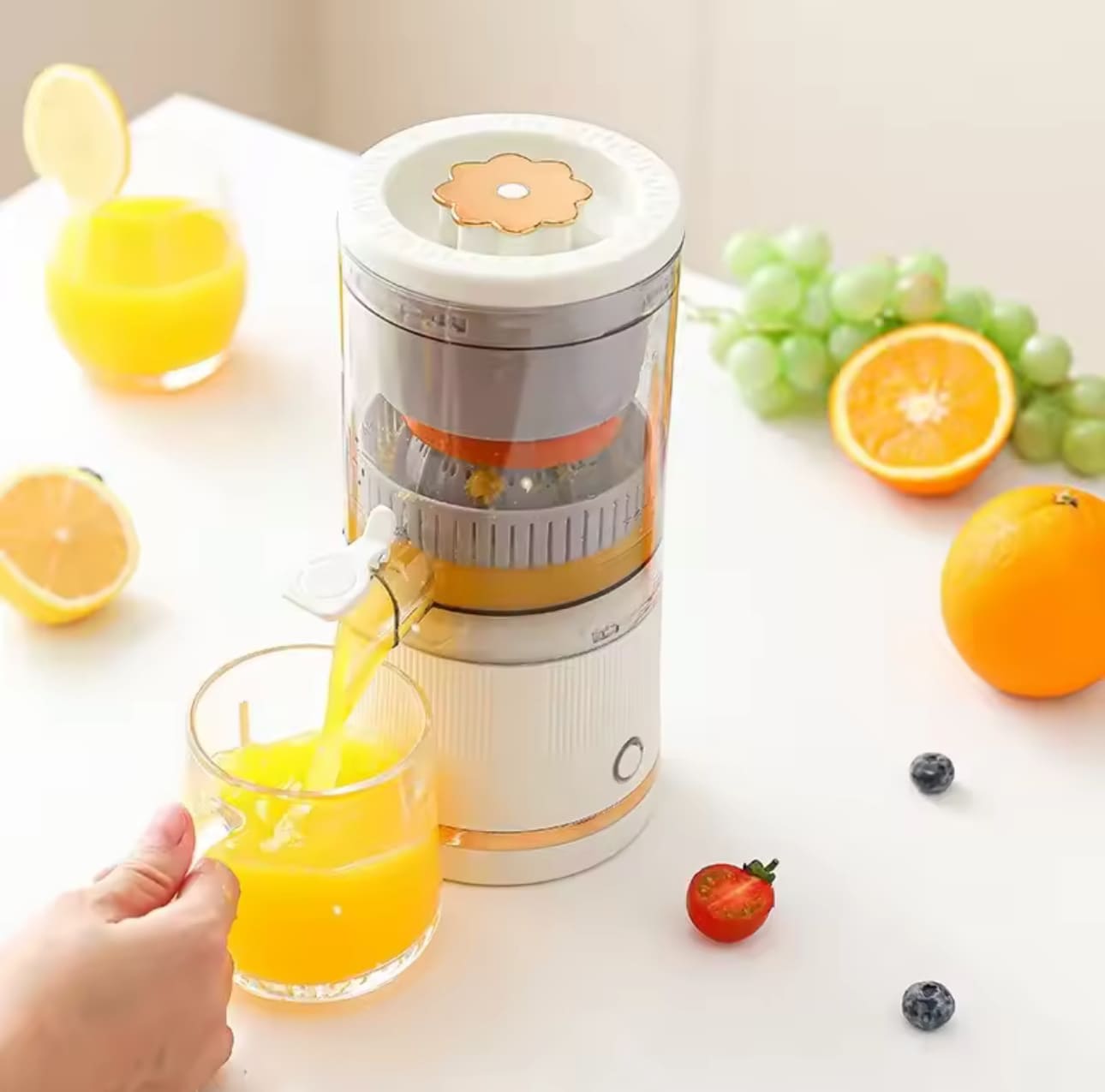 Fresh, pure citrus juice at the press of a single button—completely hands-free and cordless. - Image 4